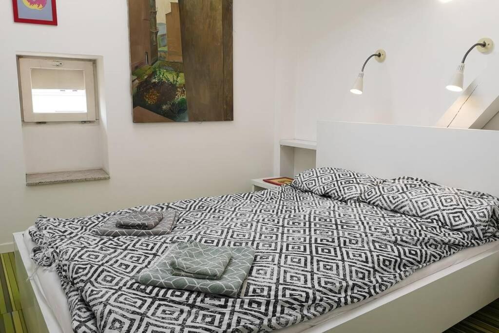 Cupcake 2 Bedroom Loft Apt In Location! Apartment